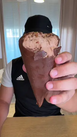 A post by @cestarpinbon on TikTok caption: Tes propres cornets de glaces à la maison avec SEULEMENT 3 INGRÉDIENTS 🍦🍦🍦 #recettes #ideerecette #recettesimple #recetterapide #recettefacile #recettefacileetrapide #recettesimpleetrapide #tiktokfood #cestarpinbon 
