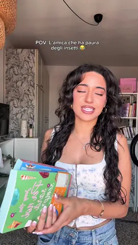 A post by @chaimaacherbal on TikTok caption: MANTENIAMO LA CALMA 😂😂 Sto ancora ridendo da sola, giuro, si stava impossessando del mio telefono 🐝🐝 #ape #insetti #amica