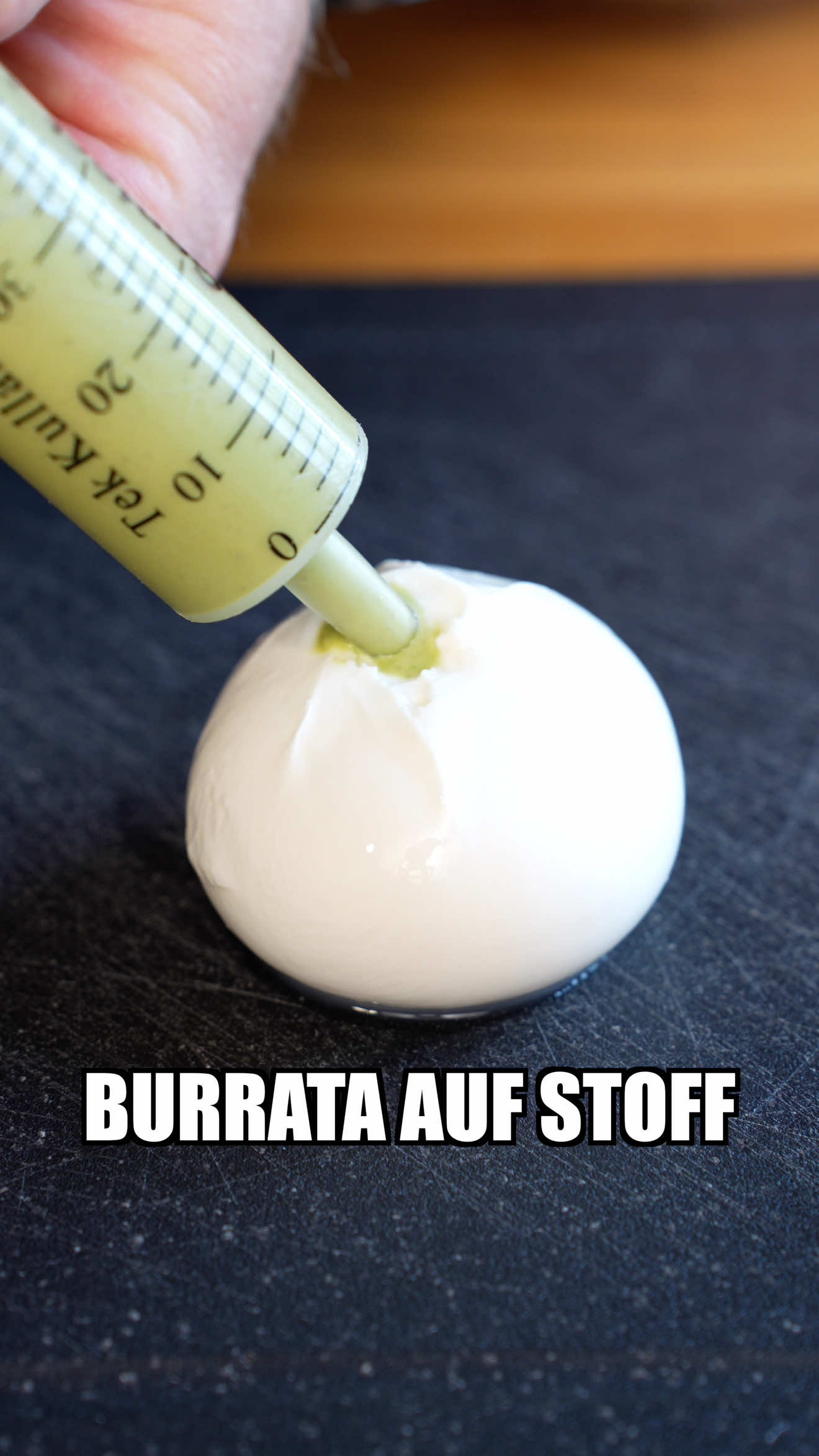 A post by @schmaleschulter on TikTok caption: Spritzen Foodprep macht man mit diesen Zutaten:  -3x Burrata  -150g Nudeln  -150g Cherry Tomaten  -150g Rucola  -6 EL Balsamico  -15g Pinienkerne  -150g Hähnchen  Dazu habe ich noch ein leichtes Pesto gemacht aus einer Hand voll Basilikum, Wasser, Parmesan, Wallnüsse, ein Schwapp Olivenöl und Salz.  Nährwerte: (pro Glas / ohne Pesto) 526 Kcal 30g Protein  42g Kh 25g Fett  #highprotein #vorkochen #gesunderezepte 