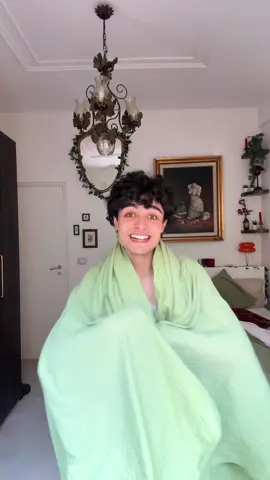 A post by @ionlywearwhiteshoes on TikTok caption: torno a studiare