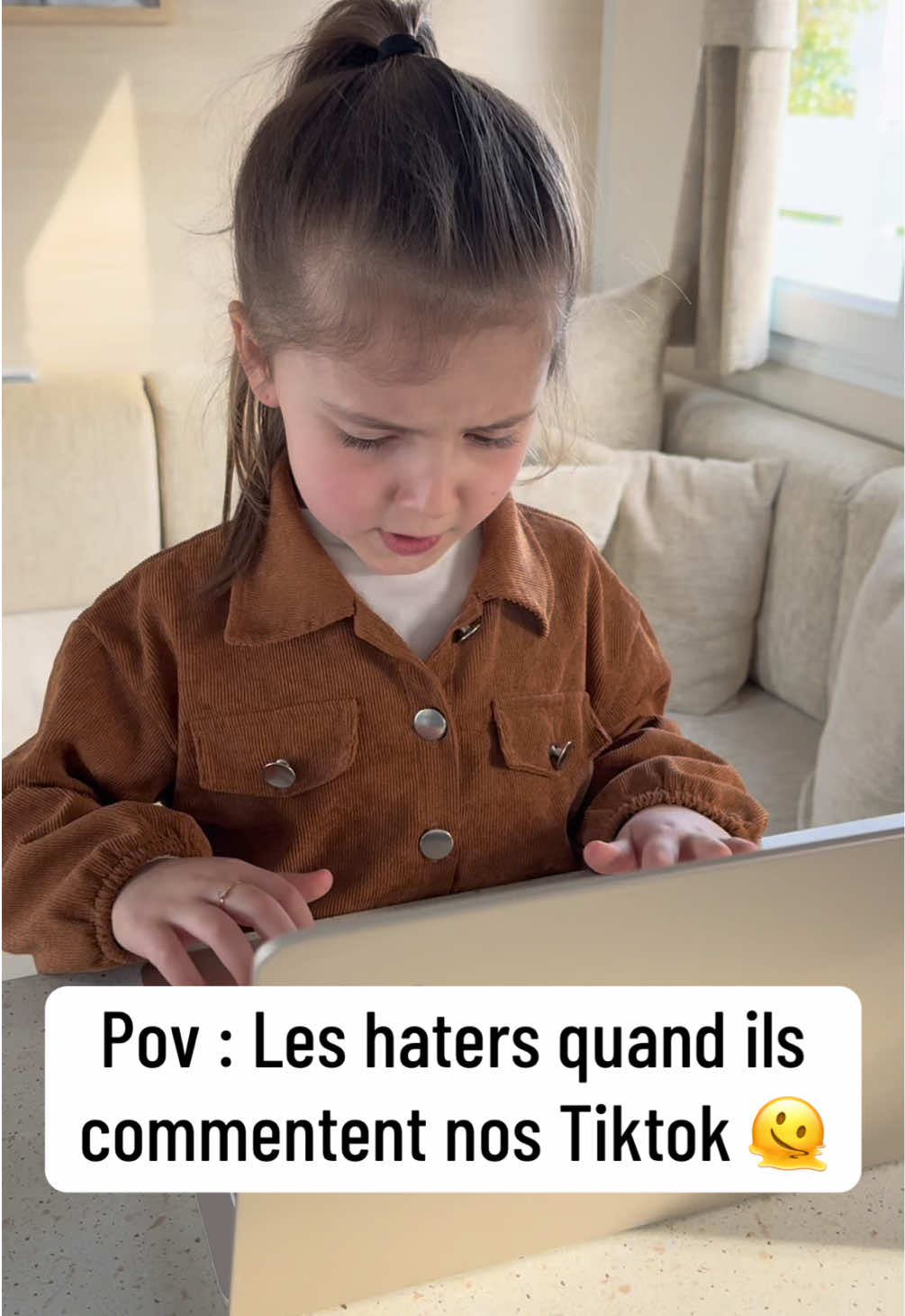 A post by @davidlogananna on TikTok caption: On vous a imaginé avec Anna, derrière vos écrans, quand vous nous laisser tout ces joyeux compliments 🥹❤️🤣 #anna #pourtoi #fyp #gitan #humour 