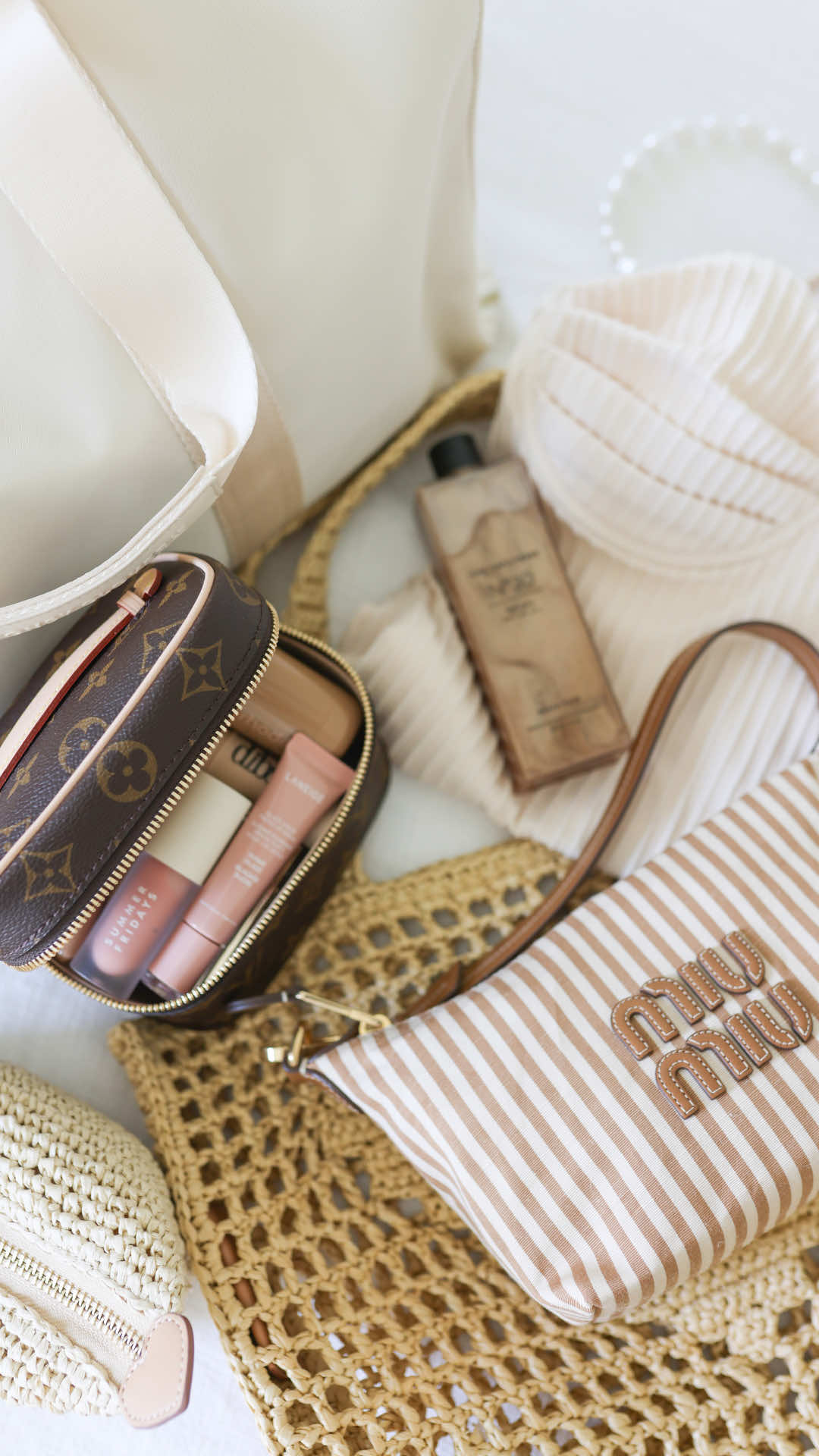 A post by @teresalauracaruso on TikTok caption: Pack my travel bag with me 🤎 #packwithme #packingtips #stoneyclover #travelessentials #amazonfinds #amazontravel #summervibes #packing 