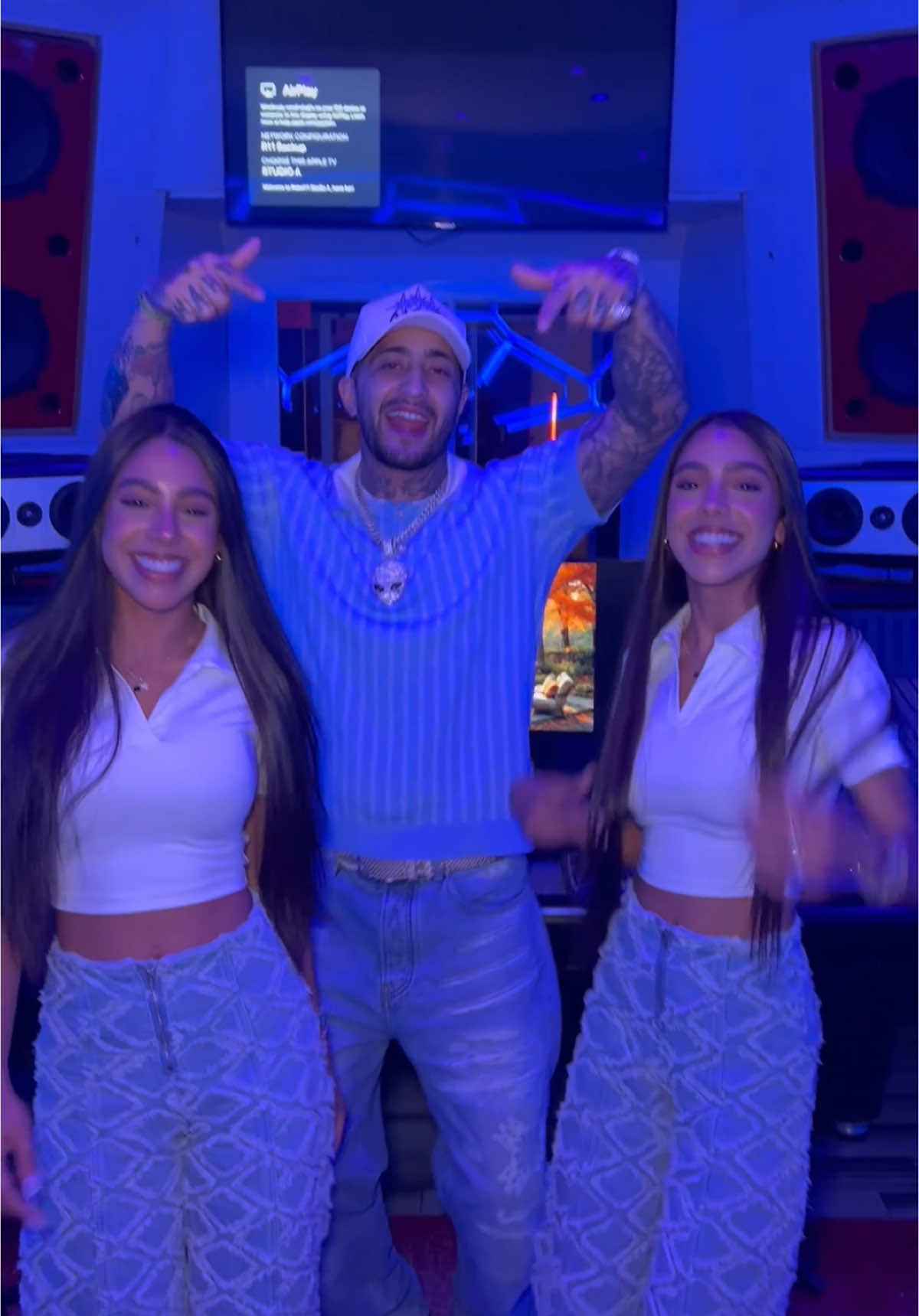 A post by @pedraza_twins17 on TikTok caption: Feliz cumpleaños @Shorty muchas bendiciones para ti 🥳💚  rompiste con tu nueva canción 🔥🔥🔥 #foryou #parati #fyp #menteloca #musicanueva 