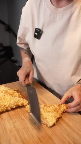 A post by @nicolnic on TikTok caption: Anzeige/eigene Gewürze ❤️🌱 Luft statt Fett! 💨🍟✨ Ich liebe meinen Airfryer, weil er mir das Frittieren so viel leichter (und gesünder!) macht: ✅ Knusprig ohne Liter Öl ✅ Spart Zeit & Energie ✅ Einfach zu reinigen ✅ Perfekt für kleine Portionen ✅ Kaum Geruch in der Küche ✅ Mega vielseitig: von Pommes bis Brötchen aufbacken Wer von euch hat auch einen Airfryer? 👉 Schreibt mir, was ihr am liebsten damit zaubert! #airfryer #foodtrend #essen #rezept #airfryerrezept 