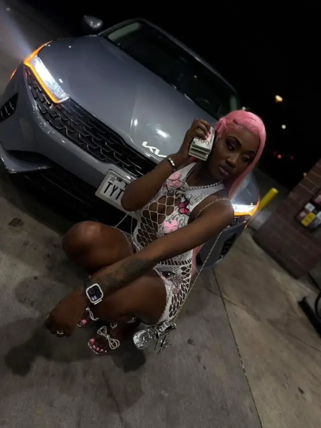 A post by @triyunnaaa on TikTok caption: Gemini SZN ♊️ 🩷 #22 #fyp #dallas #gemini 