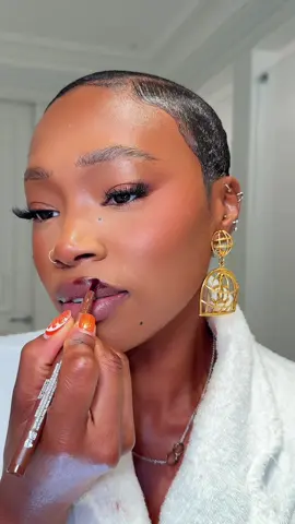 A post by @uchjn on TikTok caption: new #hudabeauty #lipcontourstain ✨