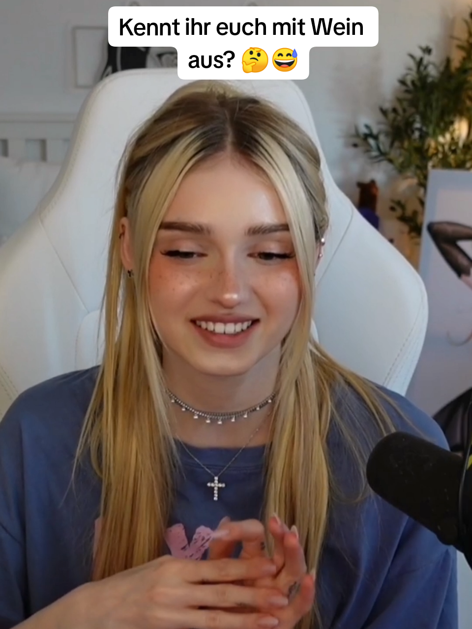 A post by @honeypuu on TikTok caption: Kennt ihr euch mit Wein aus? 🤔😅 #honeypuu #wein #koblenz #stream #viral #fyp #foryou 