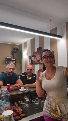 A post by @elutza89 on TikTok caption: #barista #baristaditiktok 