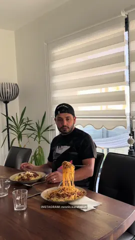 A post by @nesrin_karatosun on TikTok caption: ELİM HAVADA KALDI 😂 #kesfetteyiz 