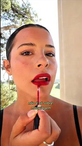 A post by @gabriella_saraivah on TikTok caption: Pensa em um batom vermelho que tem história pra contar. Eu disse que queria ler A Hora da Estrela, de Clarice, e a @Vult e @Editora Rocco mandaram um mimo aqui pra casa... é claro que eu amei. E vocês podem garantir a linha Super Fix no site da Vult com 15% off e frete grátis! 