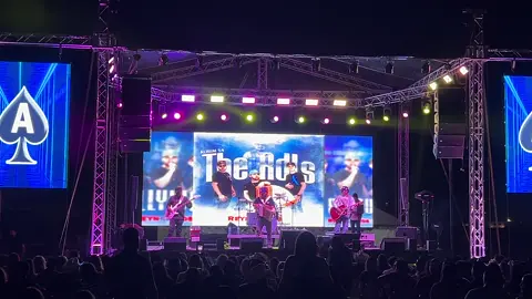 A post by @reynaldosdelasierraofic on TikTok caption: #ReynaldosdelaSierra #ajajiiiaa♠️ #enconcierto #bateandoduro #delamanodeDios #envivo #flypシ #plebada #fanpage #graciasgraciasgracias 