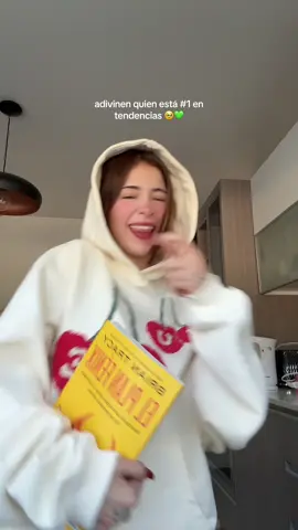A post by @katteyes on TikTok caption: 1 y 2 tendencias chile 🇨🇱🥹💚