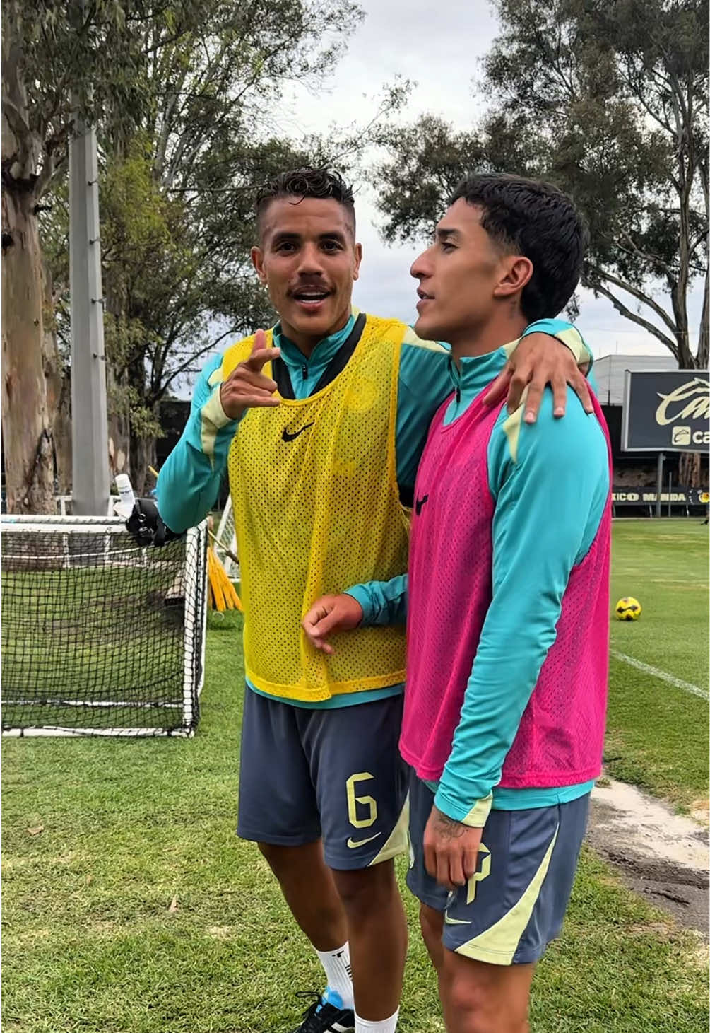 A post by @clubamerica on TikTok caption: Lo siguen practicando 😂🕺🏻 #ClubAmérica #TikTokDeportes 