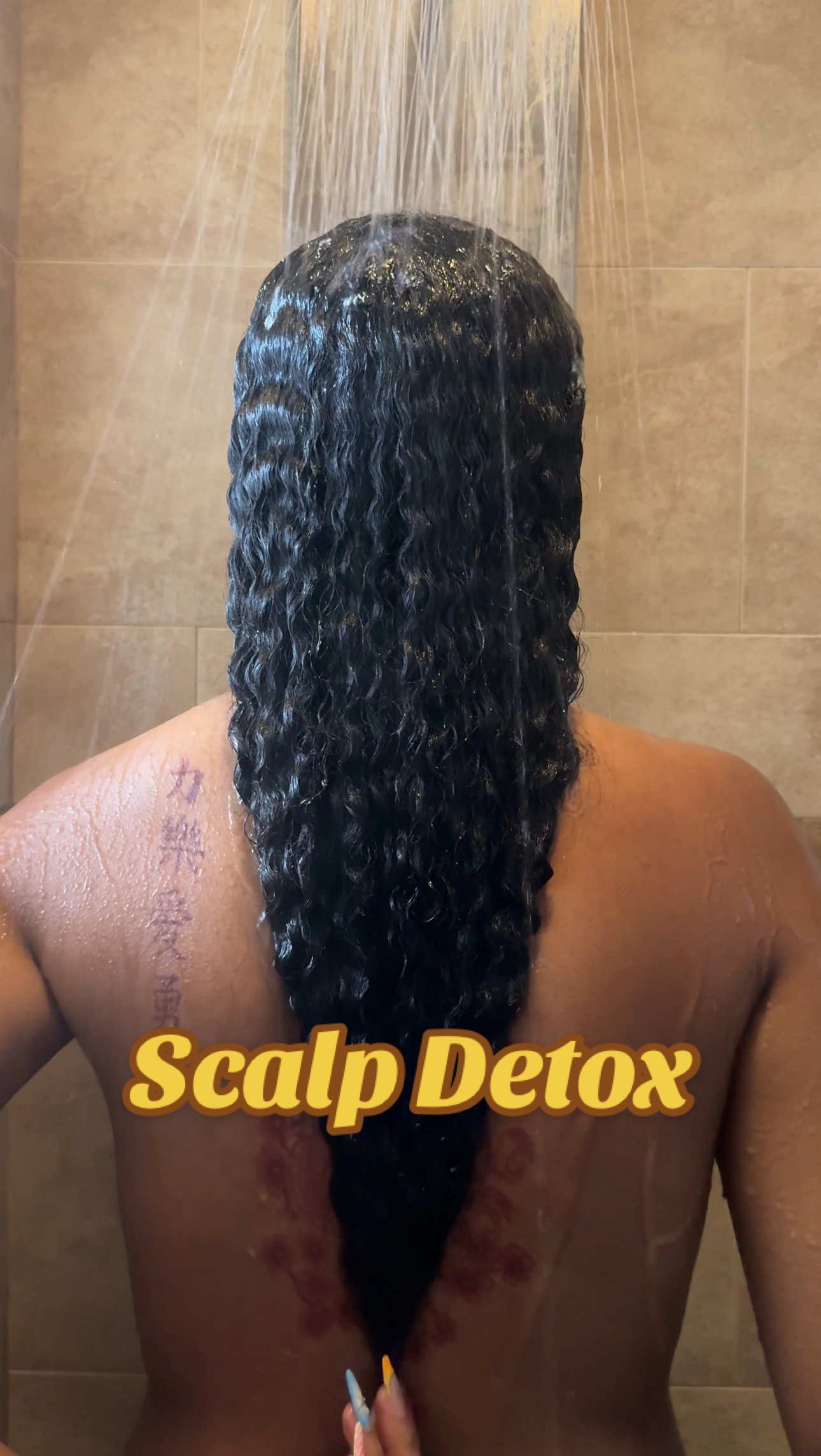 A post by @michixo__ on TikTok caption: Scalp detox routine 🛁 did we see that length check!?! 👀 since the start of this year I’ve been washing my hair every 7-12 days and I try to do a scalp detox at least 1x a month to fully cleanse my scalp of excess oils and build up  @Curlsmith US detox kit @Rizos Curls microfiber towel #curlygirl #routine #haircare #detox #hair #washday #curlyhair 