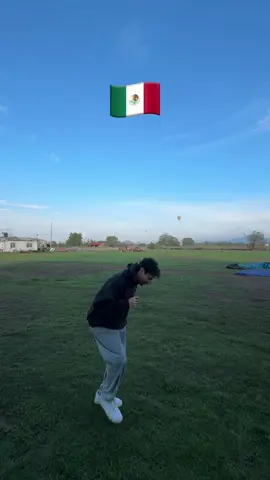 A post by @alberouuuu on TikTok caption: volando en globo por méxico 🤠