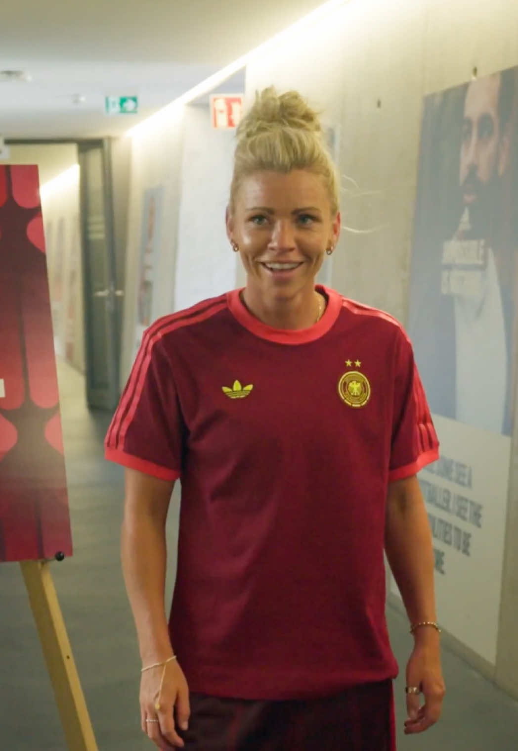A post by @dfb on TikTok caption: Linda 🤝 Buckethat  #dfbfrauen #fussball #lindadallmann 