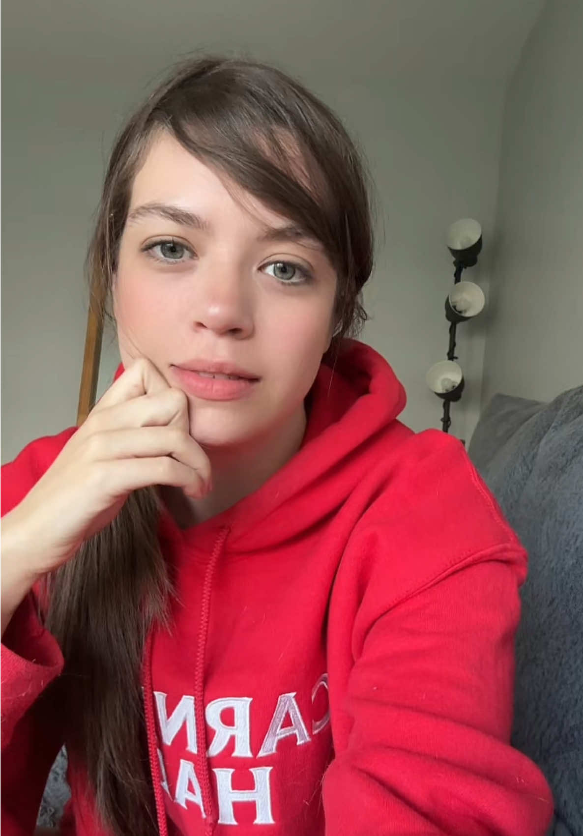 A post by @shaktimaal on TikTok caption: ¿Alguien más iba al colegio con su pollina de lado? 