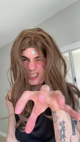 A post by @carlhoos_ on TikTok caption: Un que? 🤣🫦 #carlosalbertofuentes #carlosalberto #carlhoos_ 