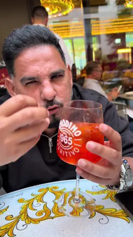 A post by @jrcomediante on TikTok caption: Yo con mi Aperol en Italia 🇮🇹 y Belinda sale con esto 🤣🤣🤣