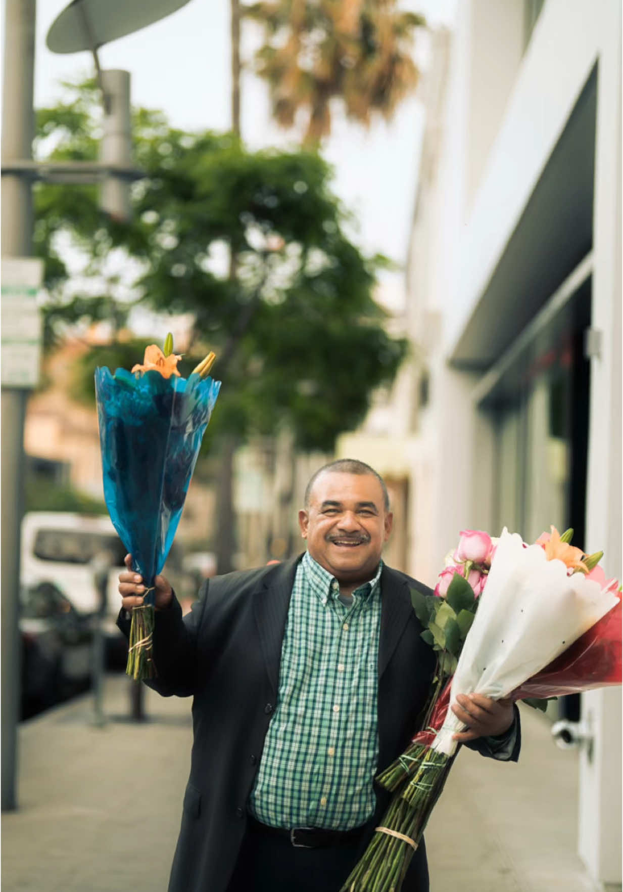 A post by @julio_nyc on TikTok caption: Me encontré a Don Victor de Honduras vendiendo flores en las calles de Beberly hills y le ofrecí unas fotos! La verdad le encantaron, apoyemos a nuestra gente, GRACIAS. #julio_nyc1 #streetphotography #fotografia #beberlyhillsrobery  @Sony Alpha 