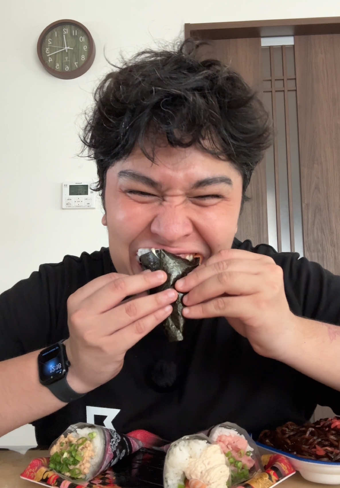 A post by @haru on TikTok caption: Provando temaki e comidinhas do mercadinho no Japão🇯🇵 #provando #provandocomidas #japao #japão #japan #mukbang #japanesefood #temaki #yakisoba 