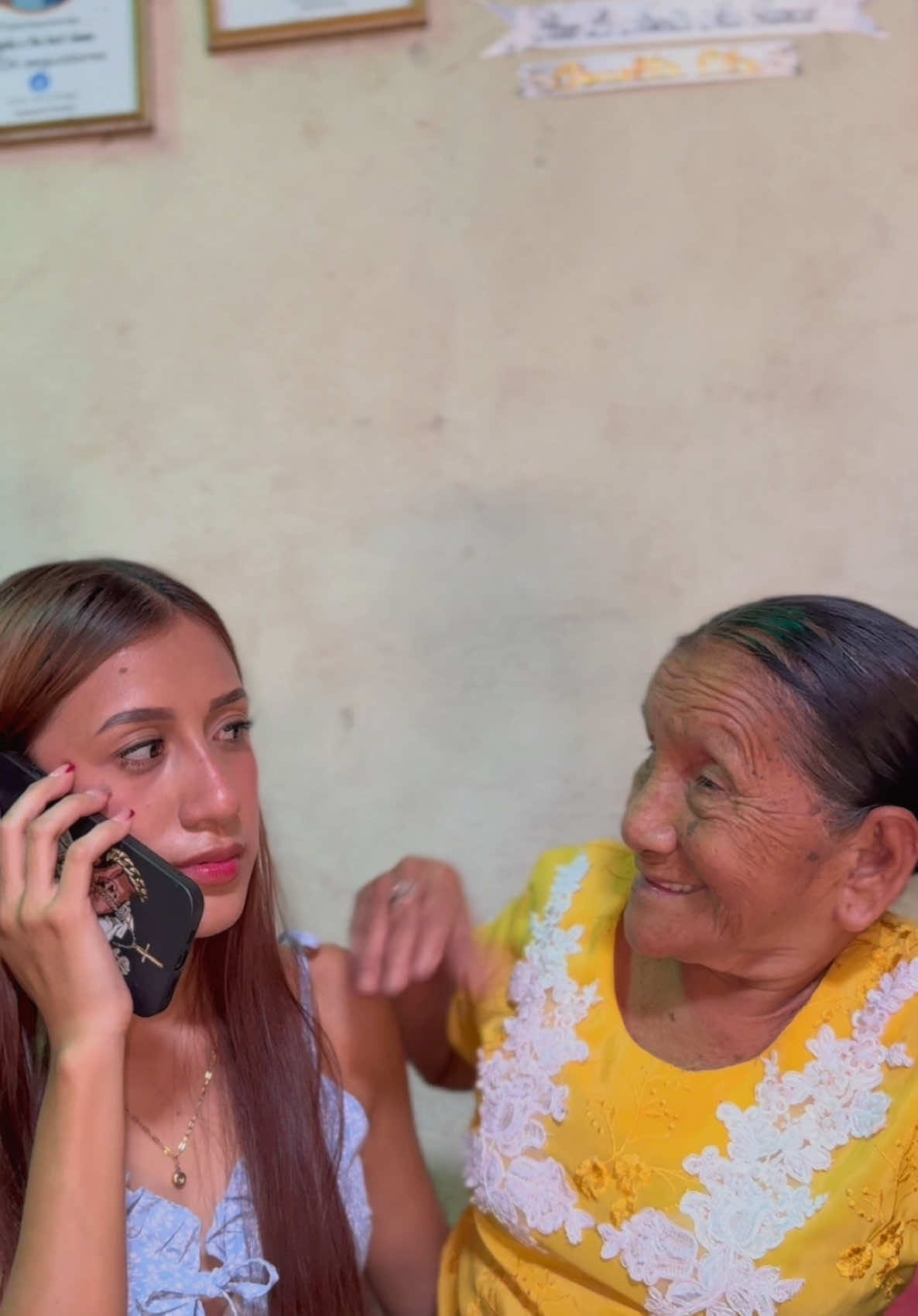 A post by @abuelalita81 on TikTok caption: Estoy con tu abuela 😒🤣 #humor #news 