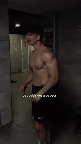 A post by @fleckinho_ on TikTok caption: Le powerbuilding, c’est quand même quelque chose 👹 (5 ans de salle VS 7 ans de salle) #gym #gymmemes 