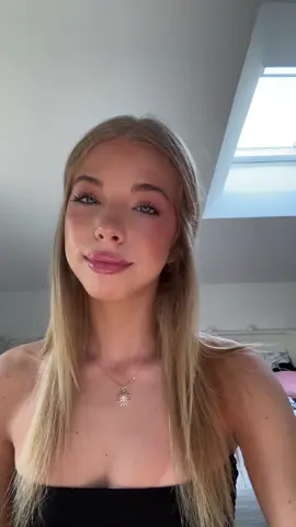 A post by @pistonisofia on TikTok caption: i capelli non collaborano 