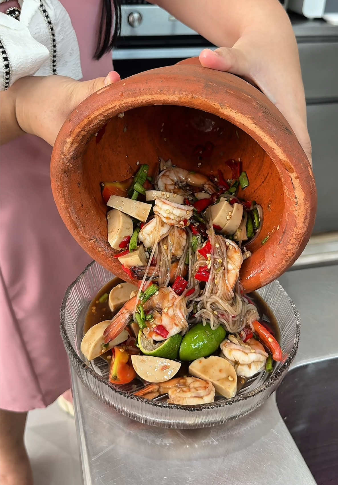 A post by @dollnc on TikTok caption: อร่อยแบบแสงออกปากกก 555 #เจ้ตับฉ่ําโบ๊ะ #น้ําปูลัลล้าเจ๊ตับอร่อยมากก @ร้านเจ้ตับส้มตำ ฉ่ำโบ๊ะ 
