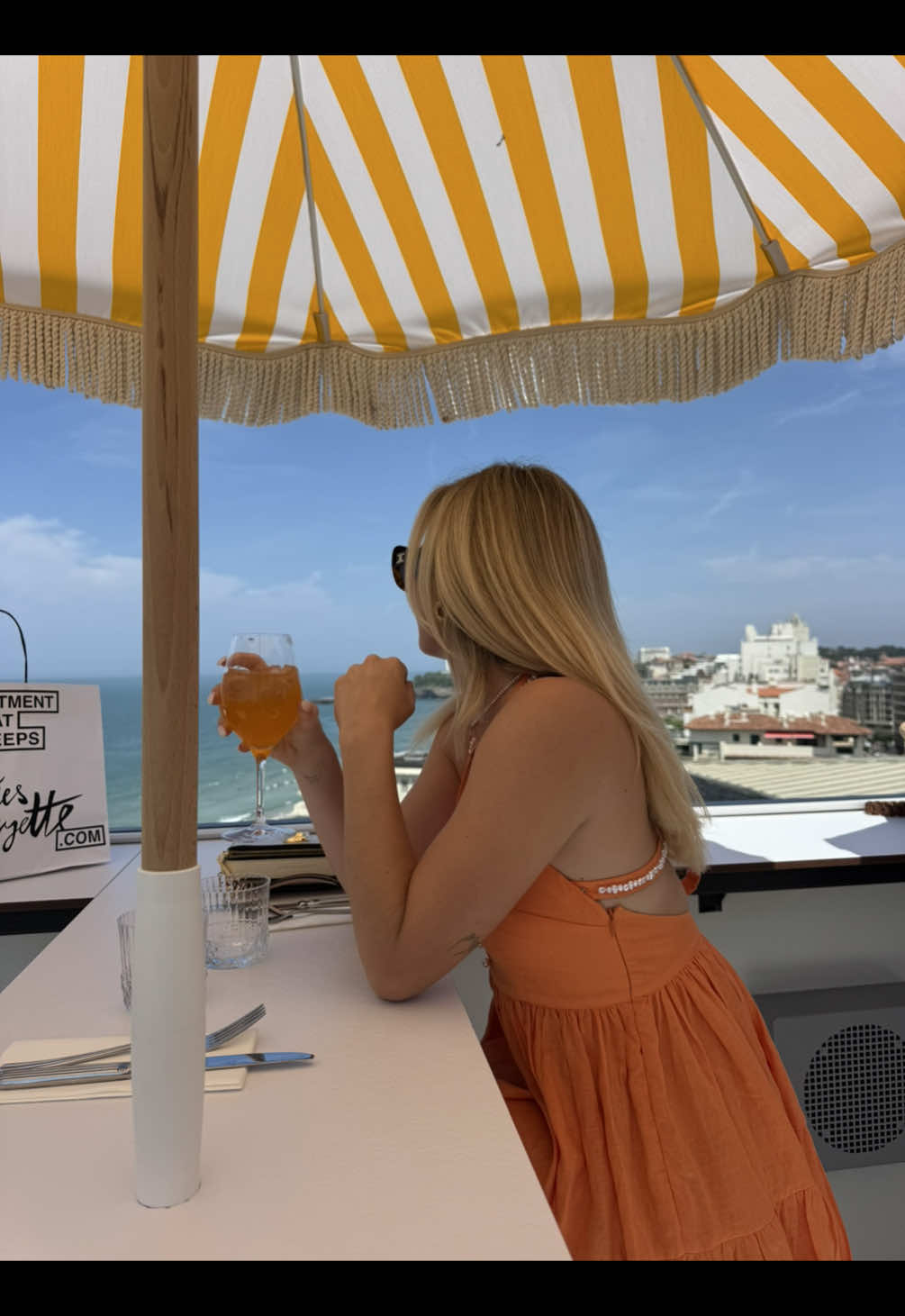 A post by @manondelsolll on TikTok caption: welcome dans mon sud-ouest, si vous passez par la arrêtez vous aux @GaleriesLafayette Biarritz il y a vraiment des pépites 🤝😙  Publicité 