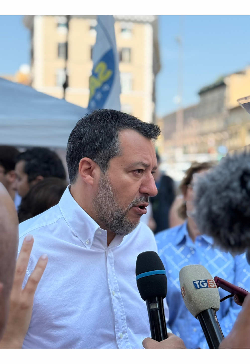A post by @matteosalviniufficiale on TikTok caption: 🚓 Il Decreto Sicurezza è legge, finalmente: sgomberi immediati per chi occupa abusivamente una casa, arresto per le borseggiatrici incinte o che sfruttano bimbi piccoli, tutela per le Forze dell’ordine. 🔵 La Lega ha una proposta in più. La chiamiamo “Codice blu”: lo stop all’automatismo di indagare agenti che nell’esercizio del loro lavoro si difendono e feriscono o purtroppo uccidono dei malviventi. E ancora, sul tavolo c’è il tema della castrazione chimica per pedofili e stupratori. 💪🏻 La sicurezza è un allarme in tante città, non solo in periferia ma anche in centro, e su questo la Lega ha le idee chiare.