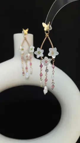 A post by @likayjewel_diylilylin on TikTok caption: Wire wrapped flowers drop earrings 🌺🌸🌼✨#earrings #handmadejewelry #foru #earringslovers #earringmaking #handmadeearrings #uniqueearrings #flowerearrings #tourmaline #tutorial 