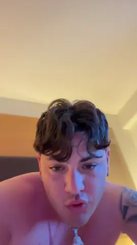 A post by @petit23_ on TikTok caption: Mi rimani più addosso del segno dell’abbronzaturaaaaaaa