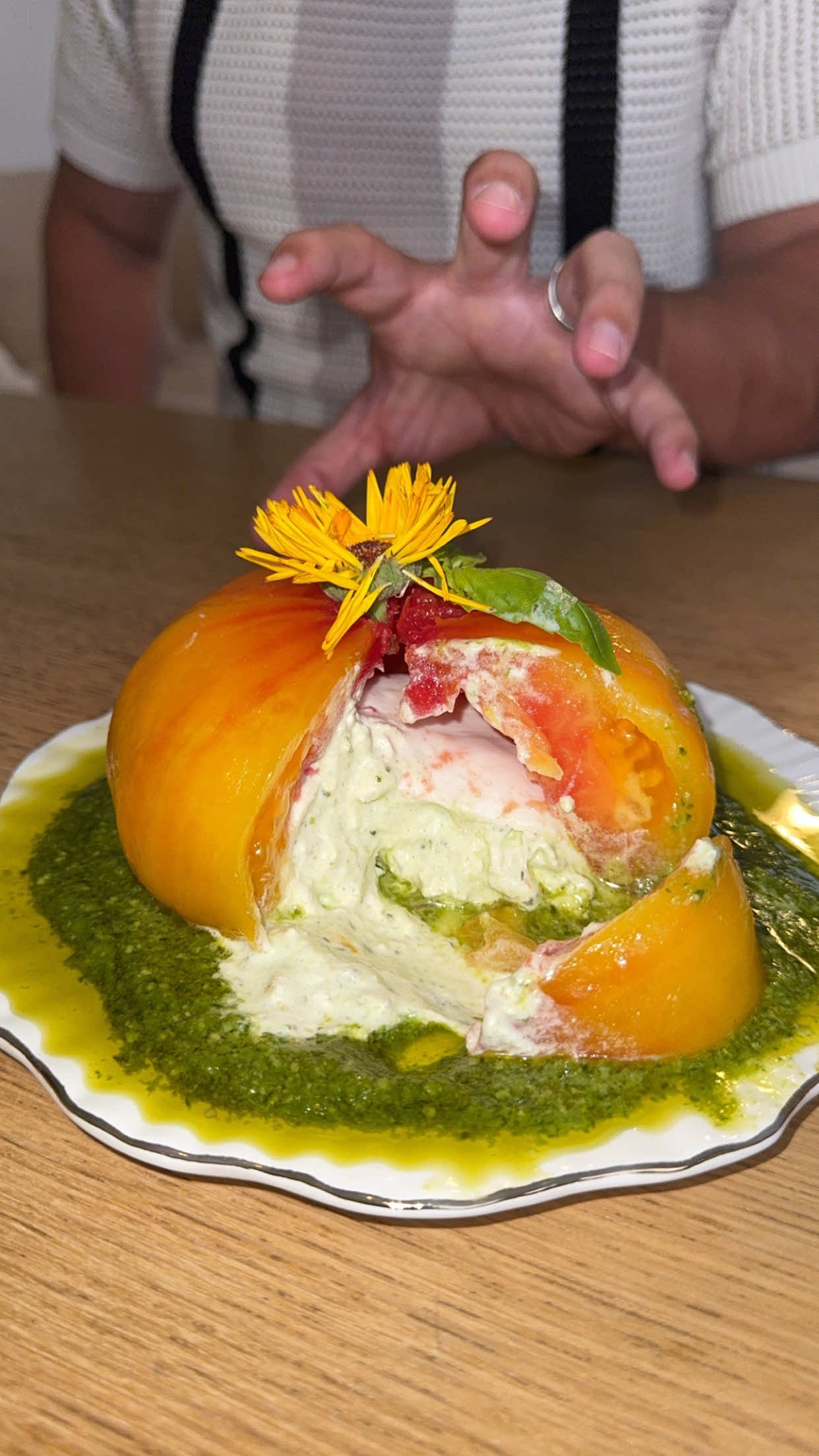A post by @cestarpinbon on TikTok caption: LA recette à faire tout l’été  Tomate farcie à la burrata  #recettes #ideerecette #recettesimple #recetterapide #recettefacile #recettefacileetrapide #recettesimpleetrapide #tiktokfood #cestarpinbon 