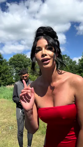 A post by @patrox on TikTok caption: Markier einen Mann der auch so ein cooles Hobby hat 😅 Frauen supportet Eure Männer 🤪💪 @Mica  #trend #funny #comedy #CoupleGoals #couple #micaelaschäfer #patrox #mrsus