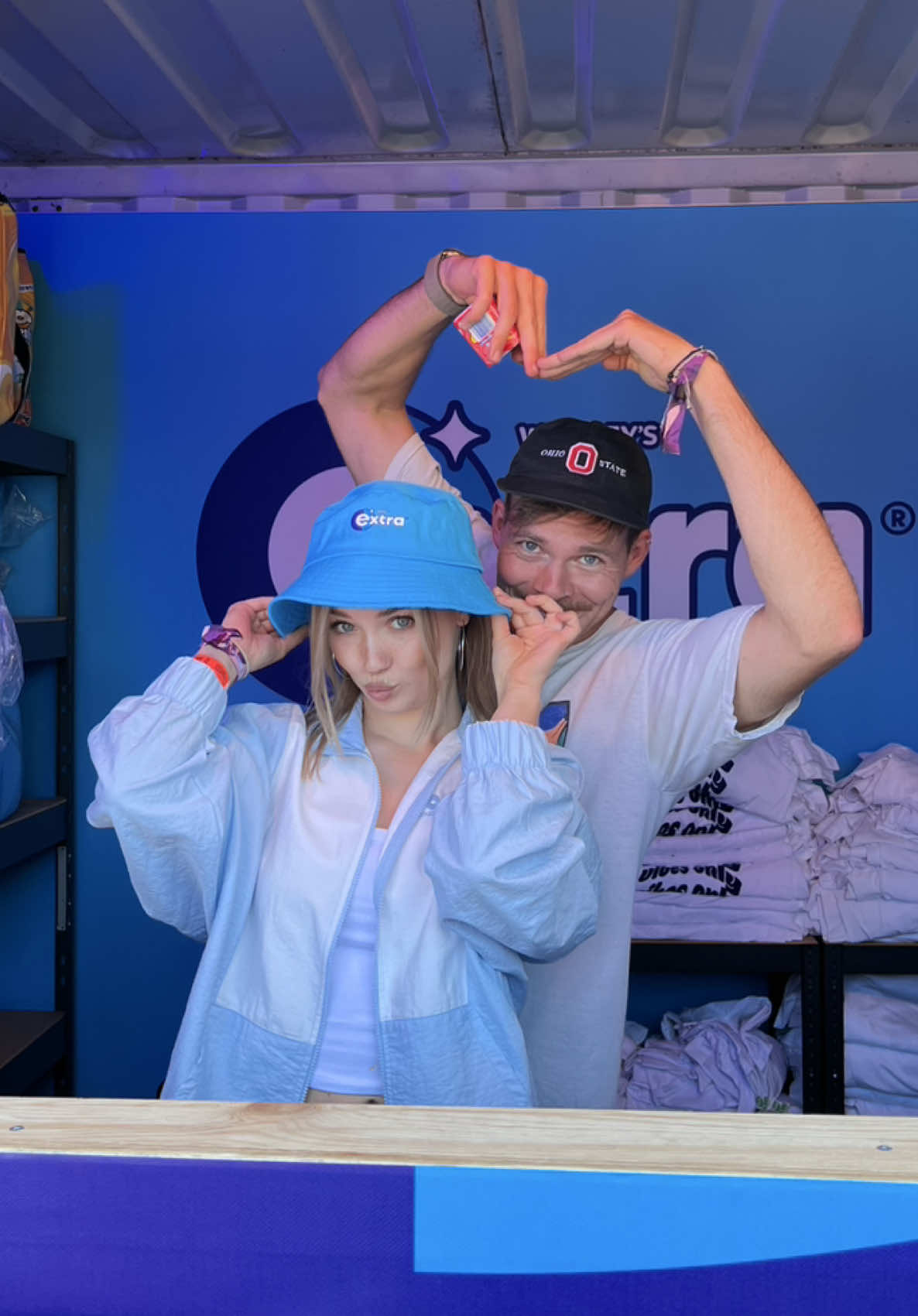 A post by @juliabeautx on TikTok caption: Anzeige | vielleicht wären @joeysjungle mehr Wörter eingefallen, wenn er vorher ein EXTRA® Refreshers Kaugummi probiert hätte 🫣 @WrigleysExtra_Germany #EXTRARefreshers #kaugut