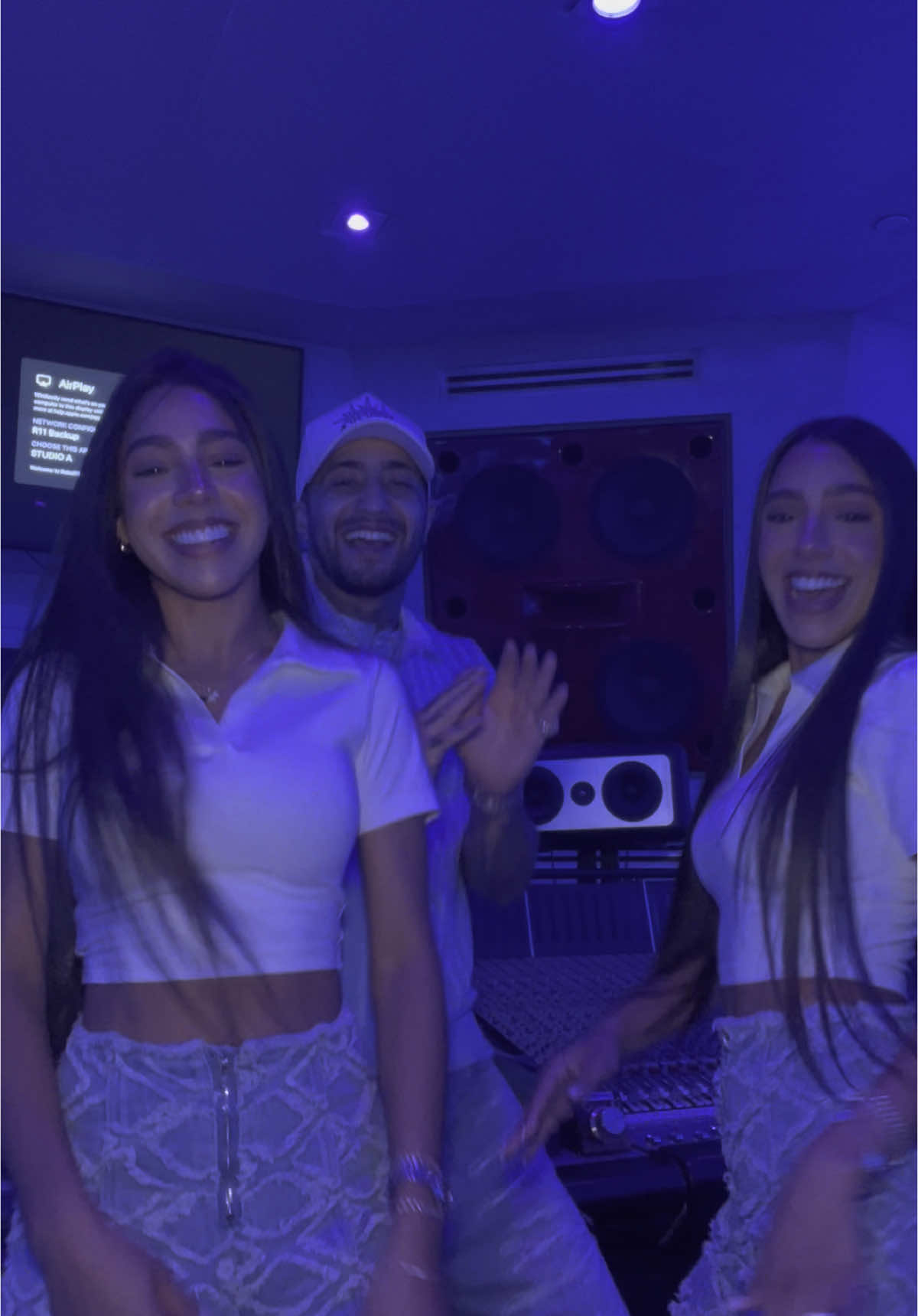 A post by @pedraza_twins17 on TikTok caption: @Shorty tremenda nota 🤣💚 #menteloca #foryou #parati #musicanueva 