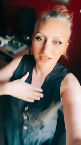 A post by @violeta_vayolet26 on TikTok caption: #vira #f #😍 