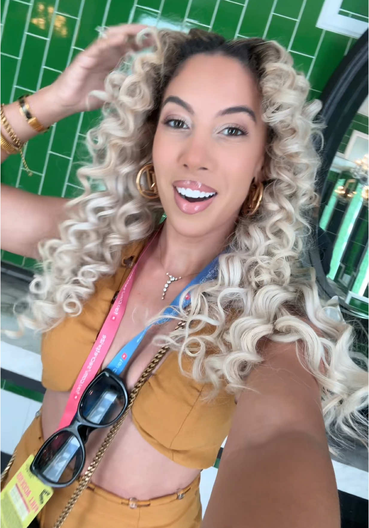 A post by @brookeashleyhall on TikTok caption: #heatlesscurls #overnightcurls #heatlesshair #overnightcurlsresults #fypシ 