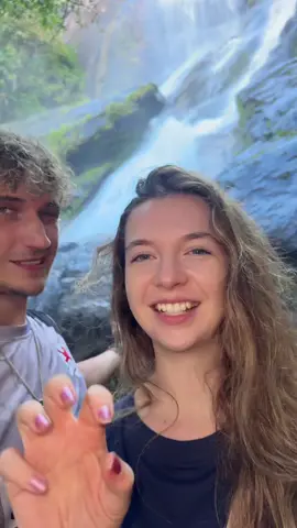 A post by @joo_su on TikTok caption: Introvertierte Freundin zu TikTok Trends zwingen @benitajanfruit ❤️