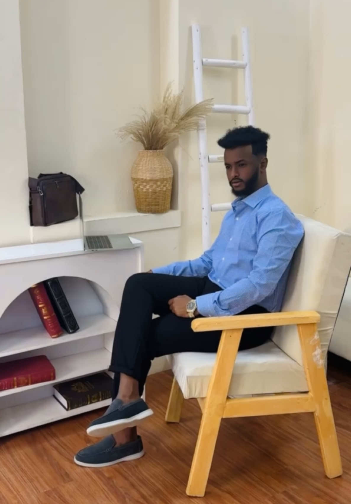 A post by @baana_boi on TikTok caption: Ganacsade somaliyeed 🤗🥰 #baanaboi #queensihaam #axmed_ak2 #lukchman10 #ramlahmed7 #camera_man_yaxye #11elevenstyle 
