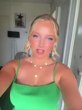 A post by @delinda__ on TikTok caption: #pourtoii #reels #TikTokFashion 