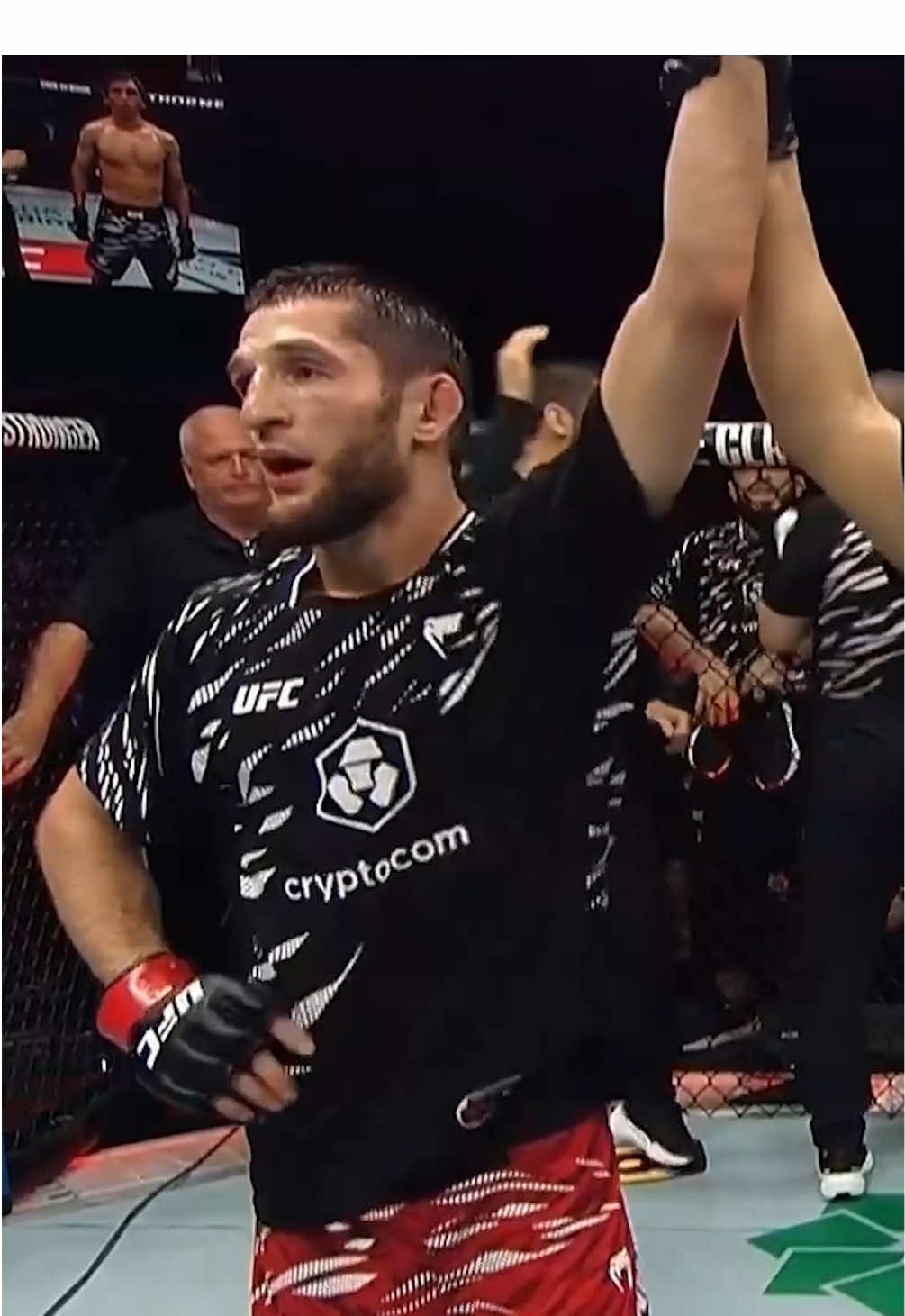 A post by @ufceurasia on TikTok caption: 👏 Волевая победа Тагира Уланбекова! #UFCBaku #UFC #MMA #victory #dagestan #khabib_nurmagomedov #islammakhachev 