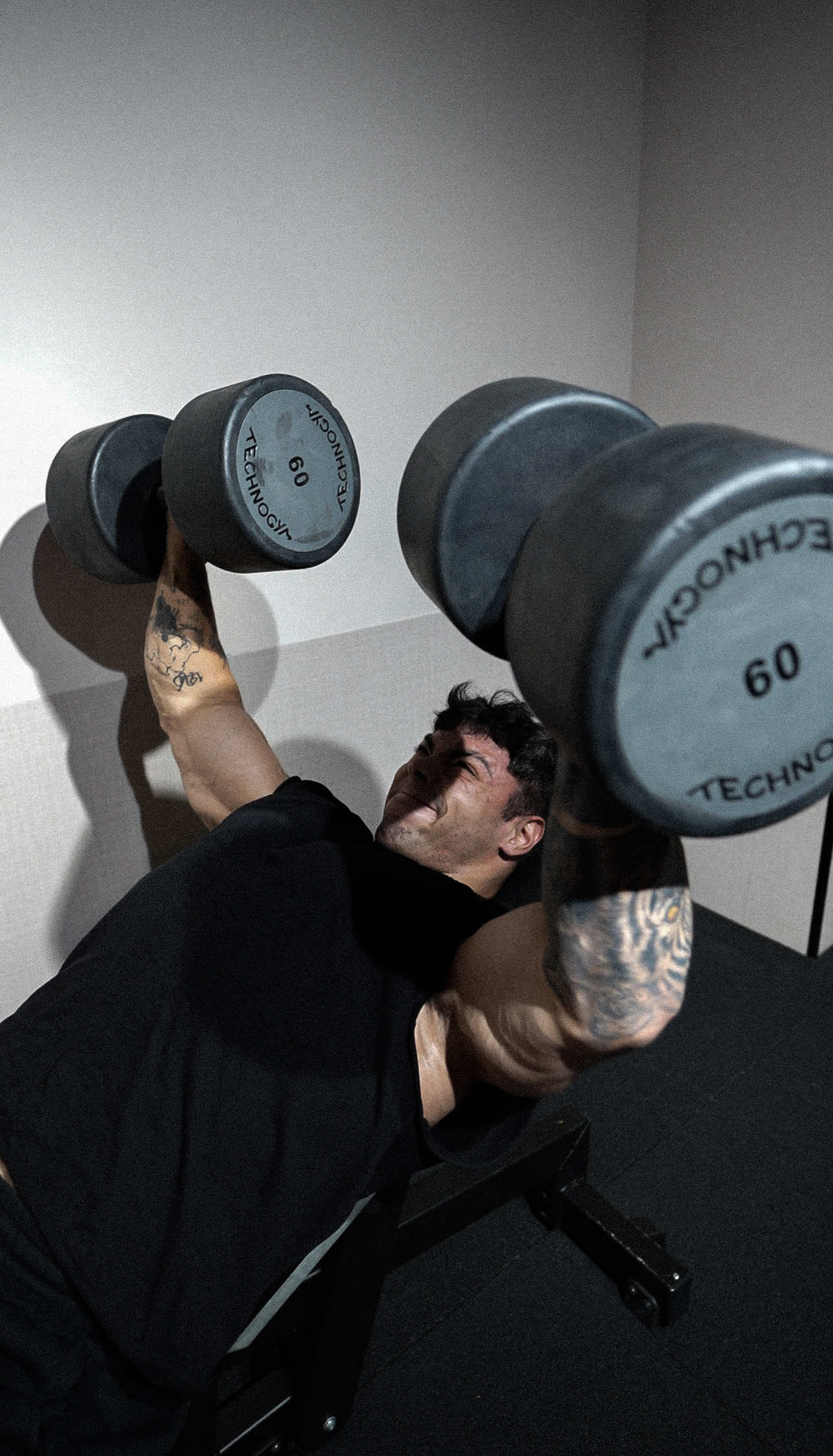 A post by @andoonig on TikTok caption: Podré seguir levantando las de 60KG? #gym #fitness 