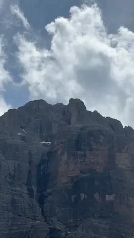 A post by @delia on TikTok caption: #hikingvlog ziua 2 👉👈