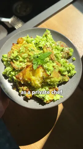 A post by @fitgreenmind on TikTok caption: Crispy potato green goddess salad🤯🥬 My new client is really picky…🙄 So if she approves this dish, you will too!😌 RECIPE (3-4 servings, 1h prep time): -500g small potatoes Cover with water, add salt and boil until forktender, about 15mins. Place on a baking sheet and smash them down with a glass. -4 Tbsp oil -salt and pepper to taste -1 Tsp paprika -1/2 Tsp garlic and onion powder Mix together and brush the potatoes with it. Bake at 200C/400F for 30-35mins until crrrispy.  Salad: -1 cucumber -1/2 pointed cabbage  Finely dice everything  Dressing: -1 bunch parsley (or herbs of your choice like dill or cilantro) -1-2 cloves garlic -3 Tbsp olive oil -1 Tbsp agave or maple syrup -1 lemon, juiced -salt and chili flakes to taste  -a handful nuts (I used cashews) -a little water to thin Blend until creamy. Mix with the veggies and toss in the crispy potatoes. 🤠 - Knuspriger Kartoffel-Green-Goddess-Salat 🤯🥬 Meine neue Klientin ist suuuper wählerisch… 🙄 Also wenn sie das Gericht mag, wirst du es auch lieben! 😌 REZEPT (für 3–4 Portionen, ca. 1 Std. Zubereitungszeit): 🥔 500 g kleine Kartoffeln Mit Wasser bedecken, salzen und ca. 15 Min. kochen, bis sie weich sind. Auf ein Backblech legen und mit einem Glas platt drücken. ➡️ Dann brauchst du: * 4 EL Öl * Salz & Pfeffer nach Geschmack * 1 TL Paprikapulver * ½ TL Knoblauch- und Zwiebelpulver Alles vermischen und die Kartoffeln damit bestreichen. Bei 200 °C (Ober-/Unterhitze) für 30–35 Min. backen, bis sie crispyyy sind! 🥒 Salat: * 1 Gurke * ½ Spitzkohl Beides fein würfeln. 💚 Dressing: * 1 Bund Petersilie (oder Kräuter wie Dill oder Koriander) * 1–2 Knoblauchzehen * 3 EL Olivenöl * 1 EL Agavendicksaft oder Ahornsirup * Saft von 1 Zitrone * Salz & Chiliflocken nach Geschmack * Eine Handvoll Nüsse (ich hab Cashews genommen) * Etwas Wasser zum Verdünnen Alles cremig mixen. Mit dem Gemüse vermengen und die knusprigen Kartoffeln unterheben. 🤠 #vegancooking #veganfood #privatechef #easyrecipes #easyveganrecipes #saladrecipes