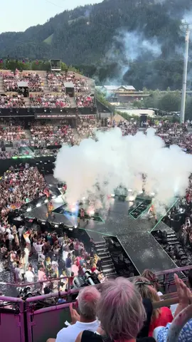 A post by @meinherzschlaegtschlager on TikTok caption: @melissa.naschenweng beim Schlagerboom Open Air in Kitzbühel #schlagerboom #kitzbühel #schlager 