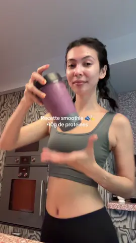 A post by @chloegervais15 on TikTok caption: Ma recette DÉLICIEUSE (j’insiste) et protéinée 🫡🦾🫐 #proteinshake #postworkout 