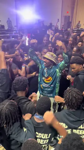 A post by @steveharvey on TikTok caption: The last night with my 150 young men I LOVE YALL and want you all to become great men …… DONT FORGET TO PRAY 🙏🏽 💪🏽🙏🏽💪🏽🙏🏽 