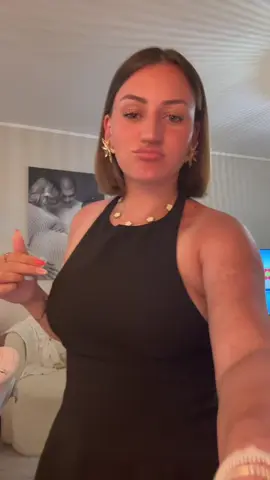 A post by @mum_of_esmee on TikTok caption: Juste pour monter mon « bronzage »🌼